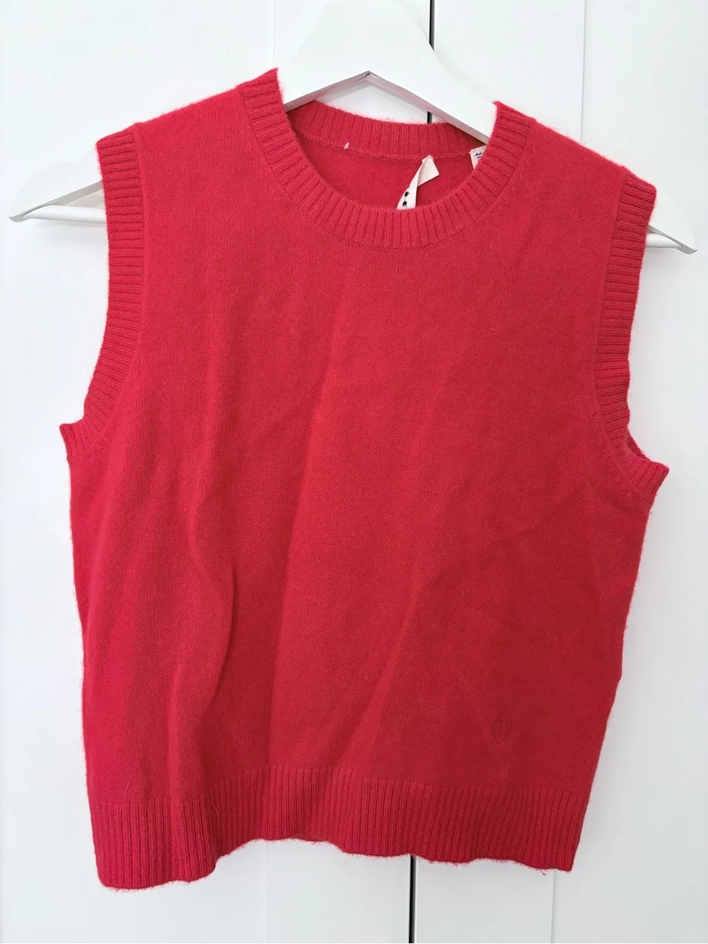 Doen Louden sweater tank in Carmine. 100% cashmere. Size Small
